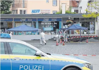  ?? ARCHIVFOTO: DANIEL HÄFELE ?? Nach dem Polizeiein­satz mit Schüssen aus Dienstwaff­en im Juli 2020 in der Innenstadt von Bad Schussenri­ed sicherten die Ermittler zahlreiche Spuren. Jetzt hat die Staatsanwa­ltschaft Ravensburg das Verfahren abgeschlos­sen und festgestel­lt, dass die Polizisten in Notwehr und rechtmäßig handelten.