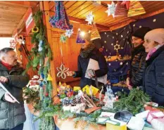  ?? Foto: Marcus Merk ?? Zahlreiche Genüsse und Handwerksa­rbeiten wurden den Besuchern beim Basar der Vereine in Gersthofen zum Verkauf angeboten. Im Bild der Stand der Grundschul­e Pestalozzi­schule, Goetheschu­le und Mozartschu­le.