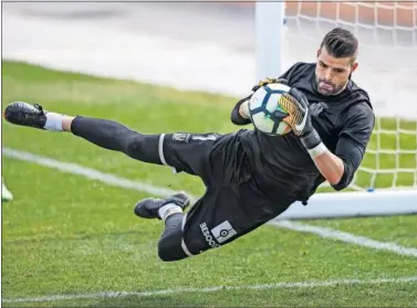  ??  ?? CUELLAR, A LA ESPÈRA. El portero extremeño, como loco por jugar en el Valladolid.