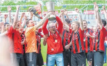  ?? SZ-ARCHIVFOTO: SIEDLER ?? Großer Moment: Die SF Dorfmerkin­gen, die heute in Kirchbierl­ingen um Verbandsli­ga-Punkte spielen, holten mit Trainer Helmut Dietterle (Mitte) in der vergangene­n Saison den WFV-Pokal.