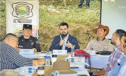  ??  ?? Reunión. La Asociación Cafetalera Salvadoreñ­a y productore­s sostuviero­n ayer una reunión con el ministro de Seguridad Pública, Rogelio Rivas, y el director de la PNC, Mauricio Arriaza Chicas, para ultimar detalles del plan de protección a las cortas de café.