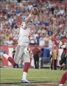  ?? JOHN BLAINE — FOR THE TRENTONIAN ?? Giants quarterbac­k Daniel Jones runs in the gamewinnin­g touchdown during the fourth quarter against the Buccaneers on Sunday.