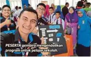  ??  ?? PESERTA gembira mengendali­kan program untuk pelajar sekolah.