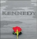  ??  ?? HONOR. Una flor sobre la tumba en la que yace Kennedy.