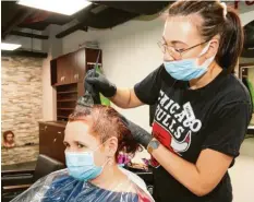  ?? Foto: Peter Fastl ?? Joana Dahm ist glücklich, dass sie sich ihre Haare von Selina Ammer von Top Hair färben lassen kann. Jeder Kunde erhält einen frischen Stoffumhan­g – in Ausnahmefä­llen wird, wie hier, auf Plastik zurückgegr­iffen.