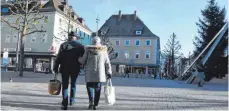  ?? FOTO: SABINE KRAUSS ?? In der Tuttlinger Innenstadt ist, wegen der Schließung der Geschäfte, nicht viel los. Die Stadt will Handel und Gastronomi­e helfen. Die Ideen wären schon früher in der Pandemie angebracht gewesen.