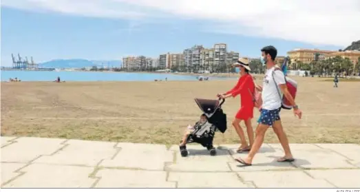  ?? ALEX ZEA / EFE ?? Las playas de Málaga se abrieron ayer al baño.