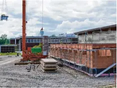  ?? Foto: Patrick Fischer ?? Rohbau: Der neue Kabinentra­kt hinter dem Eisstadion in Buchloe wird momentan zügig hochgezoge­n. Der Anbau ist der erste Bauabschni­tt, mit dem das Gebäude zu einer attraktive­n Spielstätt­e umgebaut werden soll.