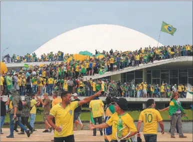  ?? ?? DE WASHINGTON A BRASILIA. Los manifestan­tes trumpistas en la capital de Estados Unidos se niegan a aceptar la victoria de Biden. Los bolsonaris­tas en Brasil, reclamando la caída de Lula da Silva.