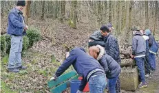  ?? RP-FOTO/ARCHIV: ACHIM BLAZY ?? Im Mettmanner Stadtwald leisten Jugendlich­e regelmäßig Sozialstun­den ab. Organsiert wird das vom Verein Neue Wege.