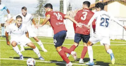  ?? LORENZO CORDERO ?? Juanjo Chavalés, ante defensores del Estepona en el partido de la primera vuelta.