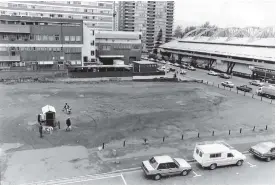  ?? ?? A PICTURE of Durban’s Ocean City ice rink and a plot of land for sale at North Beach, taken in 1987.