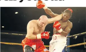  ?? /ANTONIO MUCHAVE ?? Stephen Castle, left, exchanges blows with Flo Simba during their heavyweigh­t clash at Emperors Palace.