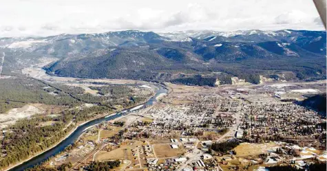  ?? AP PHOTOS/RICK BOWMER ?? The town of Libby, Mont., shown here in 2010, is where thousands of people have been sickened and hundreds killed by asbestos contaminat­ion in the area. Most of the contaminat­ion has been cleaned up but the long latency period of asbestos-related diseases means people continue to get diagnosed with illnesses.