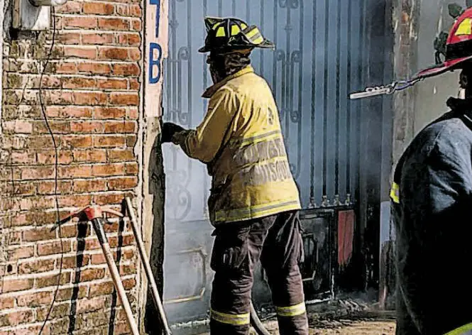  ??  ?? Por donde se pudo ingresaron los bomberos para combatir el fuego.