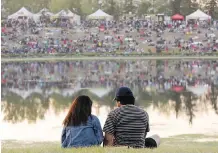  ??  ?? A couple finds a moment of solitude among the crowds.