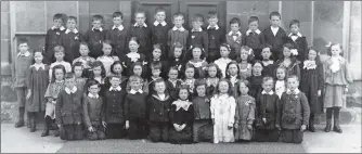  ??  ?? One of the oldest photograph­s in Mr Lindsay’s collection shows pupils from Dalintober’s junior section who made perfect attendance­s between 1907 and 1908.