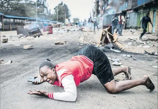  ?? LUIS TATO / AFP ?? Una mujer protesta a la policía tras una manifestac­ión, el 11 de agosto de 2017, en Nairobi, al poco de celebrarse las elecciones