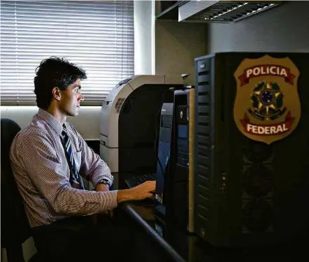  ??  ?? O perito da Polícia Federal Luis Filipe Nassif, que desenvolve­u um software para acelerar o processame­nto de dados