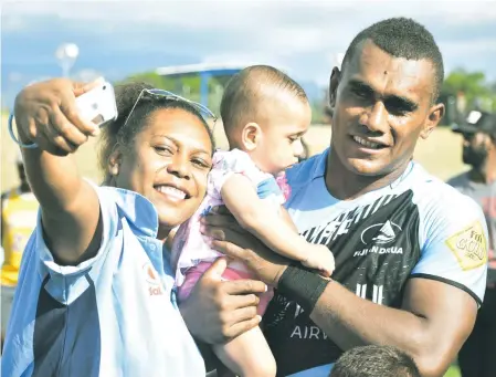  ?? Photo: Arieta Vakasukawa­qa ?? Fiji Airways Drua winger Eroni Sau with fans at Churchill Park, Lautoka on October 21, 2017. Drua coach Senirusi Seruvakula is calling for support in Saturday’s must-win clash against Sydney Rays at the ANZ Stadium, Suva.