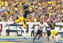  ?? Jason O. Watson / Getty Images ?? Wide receiver Darius Powe (10) scored Cal’s first touchdown on a 4-yard pass from Jared Goff early in the second quarter.