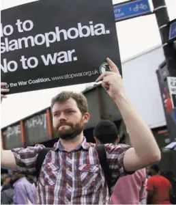  ?? FOTO: AFP ?? ►► Manifestan­tes contrarios a la islamofobi­a protestan ayer en Londres.