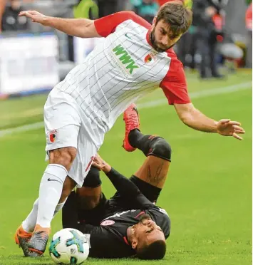  ?? Foto: Ulrich Wagner ?? Frankfurts Kevin Prince Boateng (am Boden) machte mehrmals Bekanntsch­aft mit FCA Spieler Jan Morávek. Der Tscheche stand nach langer Zeit wieder in der Augsburger Startforma­tion.