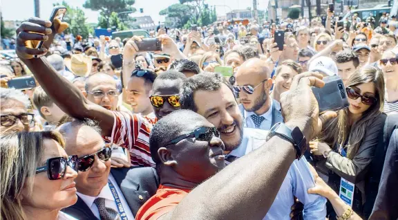  ?? (Imagoecono­mica) ?? I selfie
Il neo ministro dell’interno Matteo Salvini tra i fan alla parata del 2 giugno