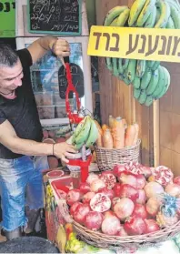  ?? Foto: Alexandra Bülow, tmn ?? Alle paar Meter gibt es in den Straßen von Jerusalem und Tel Aviv kleine Obststände oder Obstläden, die auch frisch gepresste Säfte anbieten – zum Beispiel aus Granatäpfe­ln.