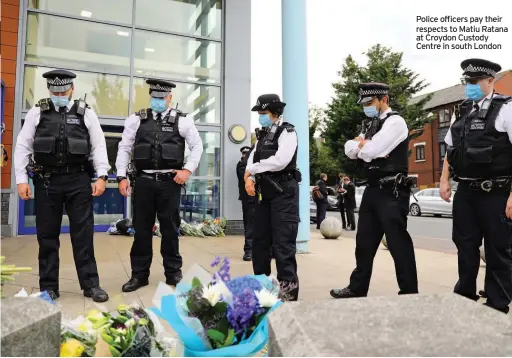  ??  ?? Police officers pay their respects to Matiu Ratana at Croydon Custody Centre in south London