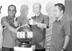  ??  ?? Lee (middle) officiates at the soft launch of the 5th BOSH 2017 Conference and Exhibition to be held on November 13 to 14, with Zahrim (left) and Hussin (right) in Kota Kinabalu, yesterday.