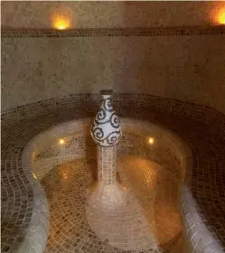  ??  ?? Côté détente, une piscine extérieure avec plage dallée et bain de soleil vient compléter l’espace Spa équipé d’un jacuzzi, d’une piscine intérieure chauffée avec nage à contre-courant et d’un hammam oriental.