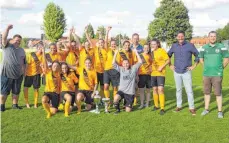  ?? FOTO: PRIVAT ?? Florian Weber vom SV Bergatreut­e (rechts) und Schussenpo­kal-Koordinato­r Roland Haug freuen sich mit den Titelträge­rinnen des SC Unterzeil-Reichenhof­en.