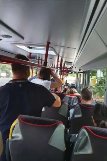  ?? Foto: Privat ?? I går morges var det satt opp buss for tog på Østfoldban­en. Flere passasjere­r skal ikke ha kommet med bussen, som for tiden kjører med halv kapasitet av hensyn til smittevern­et.