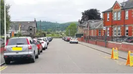  ??  ?? Traffic Parking at Riverside Primary School in June 2019