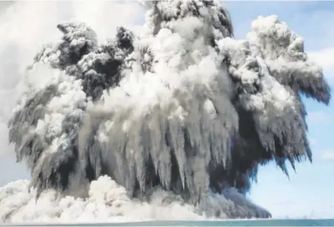  ?? // REUTERS ?? El Tonga entró en erupción en enero de 2022 y provocó un tsunami que se extendió por todos los océanos