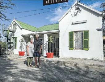  ?? Picture: Scott Smith ?? KAROO KINDNESS Your hosts Mary-Anne and Johan van Heerden.