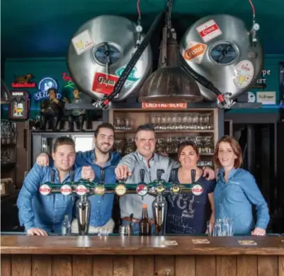  ?? FOTO HBVL ?? Café Tribunaal in Bilzen heeft boven de toog twee biertanks van elk 1.000 liter bier hangen. “Het bier is nu veel stabieler”, zegt uitbater Piet Panis (midden).