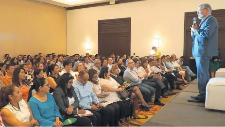  ?? FOTO: CRISTINA SANTOS ?? CONVERSATO­RIO. Al foro celebrado ayer en un hotel sampedrano asistieron diversos sectores de la sociedad civil