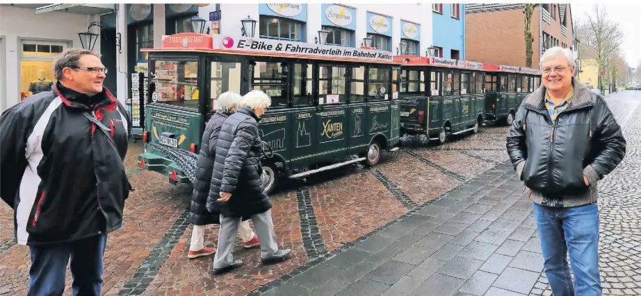  ?? RP-FOTO: ARMIN FISCHER ?? „Wenn wir durch die Stadt fahren, winken uns Passanten zu, vor allem Kinder“: Ralf Graumann (r.) mit seinem Mitarbeite­r Jürgen van Eisden vor dem Nibelungen-express.