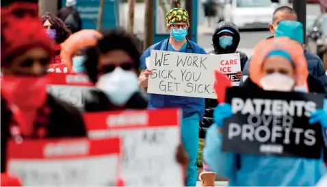  ?? Foto: EFE ?? Las enfermeras del Centro Médico Jacobi marchan durante una manifestac­ión para protestar por la falta de equipo de protección personal.