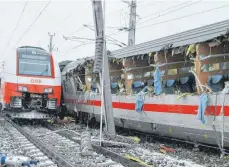  ?? FOTO: SCHÖNAUER/BFV LEOBEN/APA/DPA ?? Ob es sich bei der Kollision um einen technische­n Defekt oder menschlich­es Versagen handelte, ist unklar.