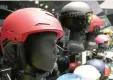 ?? FOTO: DPA-TMN ?? Beim Uvex-Helm können Skifahrer per Handgriff die Belüftung einstellen.