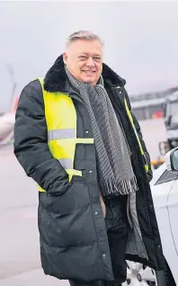  ?? FOTO: FLORIAN SCHUH ?? Wolfgang Weber arbeitet seit 26 Jahren als Pressespre­cher bei der Lufthansa.