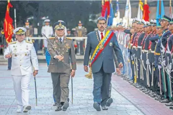  ??  ?? El presidente reelecto de Venezuela, Nicolás Maduro (centro), dirige junto al ministro de Defensa, Vladimir Padrino (centro-izq.), un acto en el que soldados de la Fuerza Armada Nacional Bolivarian­a le rindieron ayer honores en Caracas.