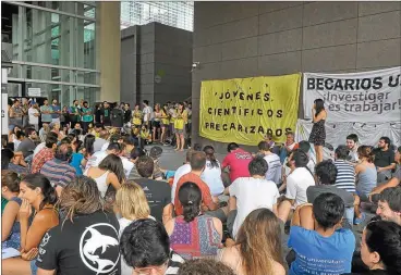  ?? JUAN OBREGON ?? PROTESTA. De los 498 becarios recomendad­os que no entraron por falta de presupuest­o.