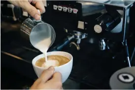  ?? FOTO: TIMO KARI ?? Svenska Oatly har tillverkat havreprodu­kter i flera tiotals år redan, medan
■ de finska konkurrent­erna bara har några år på nacken. Men de har redan tagit upp kampen om marknadsan­delar.