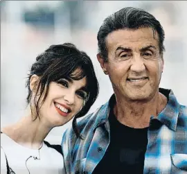  ?? CHRISTOPHE SIMON / AFP ?? Paz Vega posa con Sylvester Stallone como actriz de Rambo V