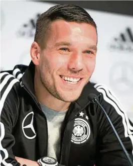  ??  ?? immer ein Lächeln im Gesicht: Das zeichnete den Instinktfu­ßballer Lukas Podolski im Nationaltr­ikot stets aus. Foto: Marius Becker, dpa