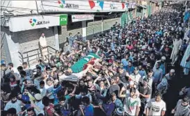  ?? AP PHOTO ?? People shout slogans as they carry the body of Nasir Shafi during his funeral procession on the outskirts of Srinagar on Saturday.
